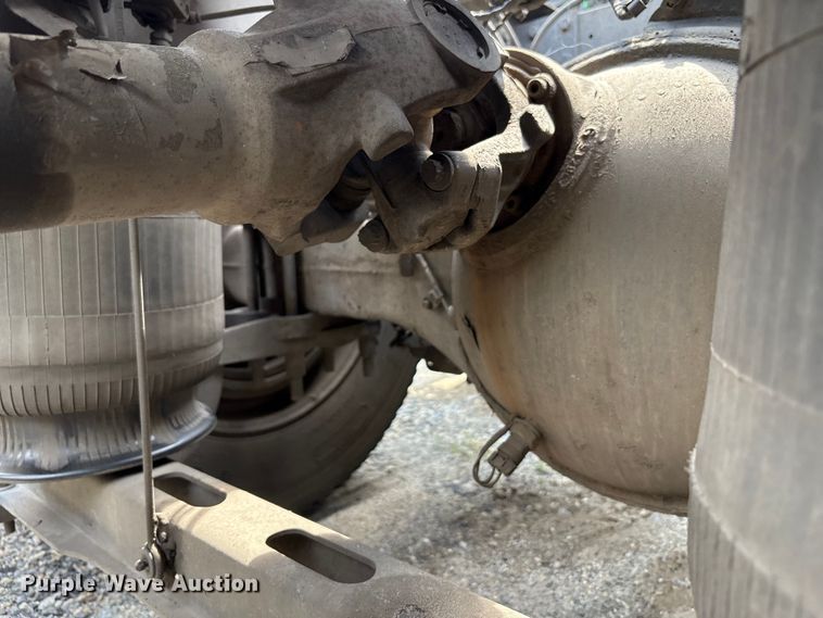 image for item YA0781 2014 Volvo VNL semi truck