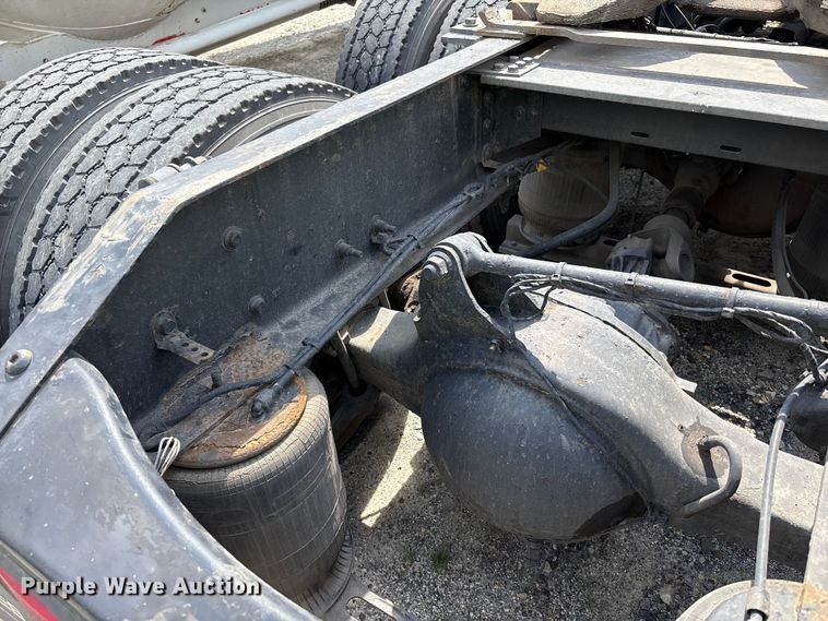 image for item YA0781 2014 Volvo VNL semi truck