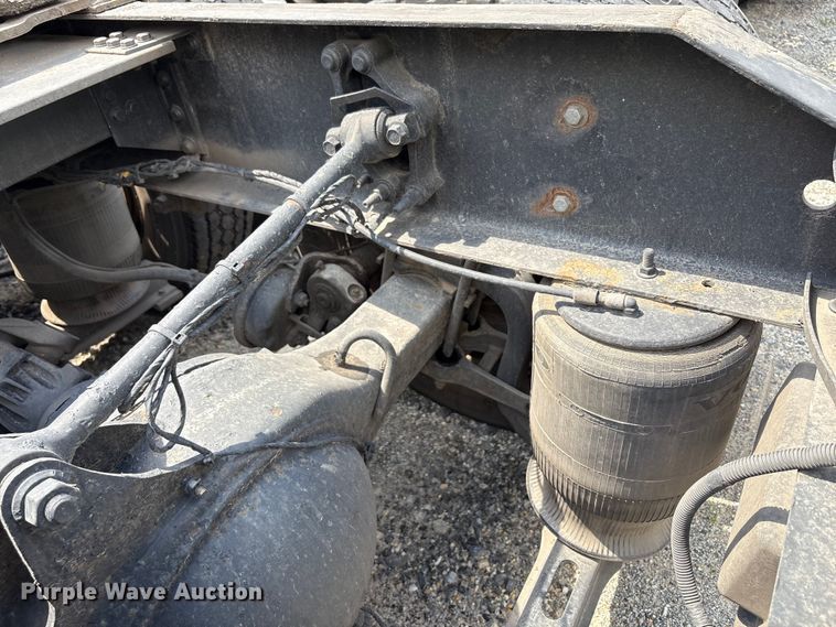 image for item YA0781 2014 Volvo VNL semi truck