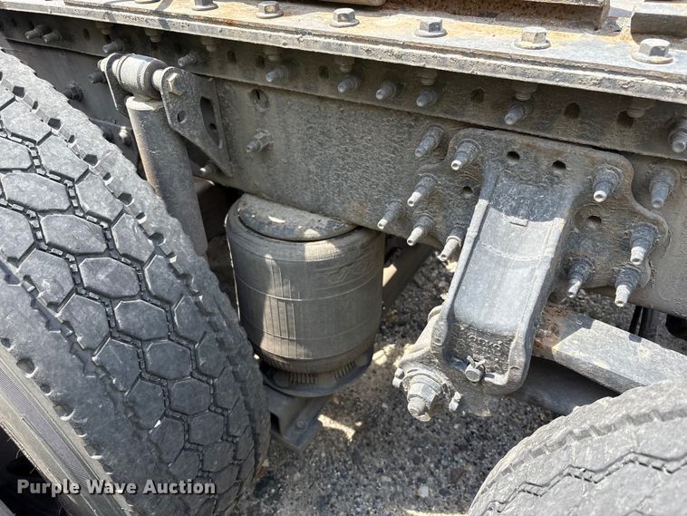 image for item YA0781 2014 Volvo VNL semi truck