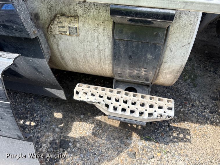 image for item YA0781 2014 Volvo VNL semi truck