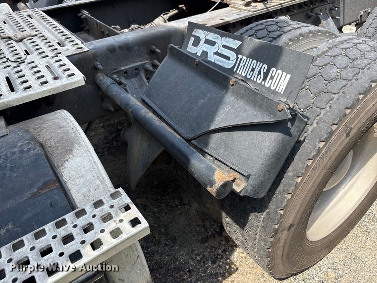 image for item YA0781 2014 Volvo VNL semi truck