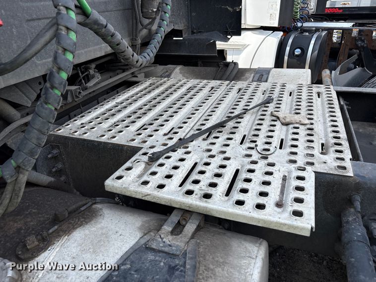 image for item YA0781 2014 Volvo VNL semi truck