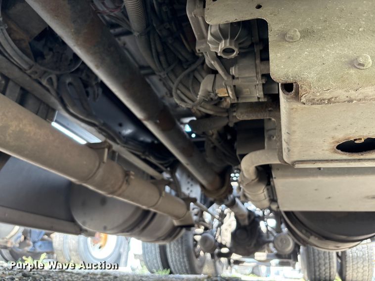 image for item YA0781 2014 Volvo VNL semi truck