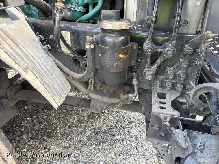 image for item YA0781 2014 Volvo VNL semi truck