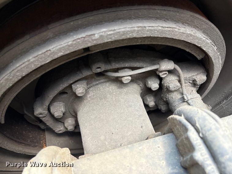 image for item YA0781 2014 Volvo VNL semi truck