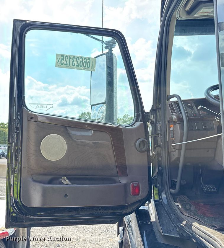 image for item YA0781 2014 Volvo VNL semi truck