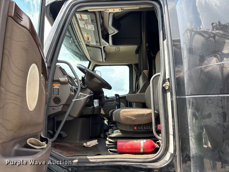 image for item YA0781 2014 Volvo VNL semi truck