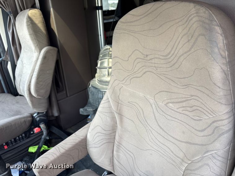 image for item YA0781 2014 Volvo VNL semi truck