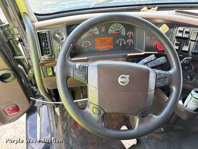 image for item YA0781 2014 Volvo VNL semi truck