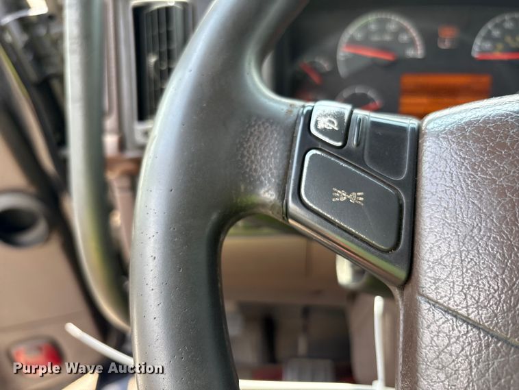 image for item YA0781 2014 Volvo VNL semi truck