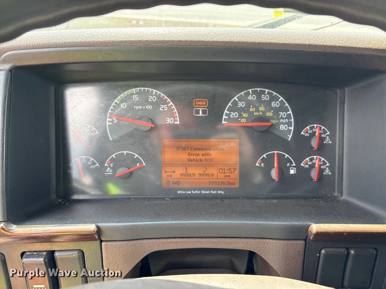 image for item YA0781 2014 Volvo VNL semi truck