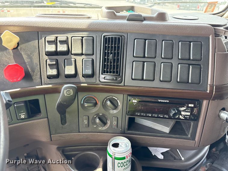 image for item YA0781 2014 Volvo VNL semi truck