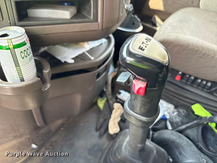 image for item YA0781 2014 Volvo VNL semi truck