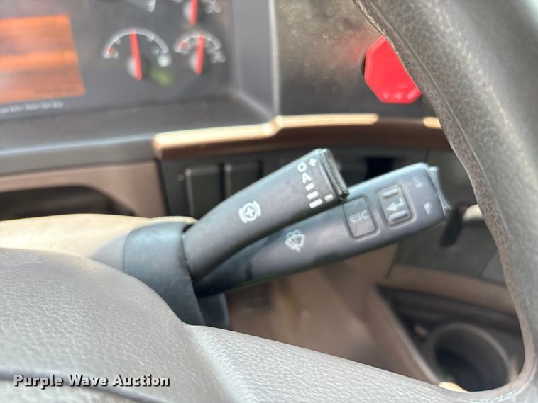 image for item YA0781 2014 Volvo VNL semi truck