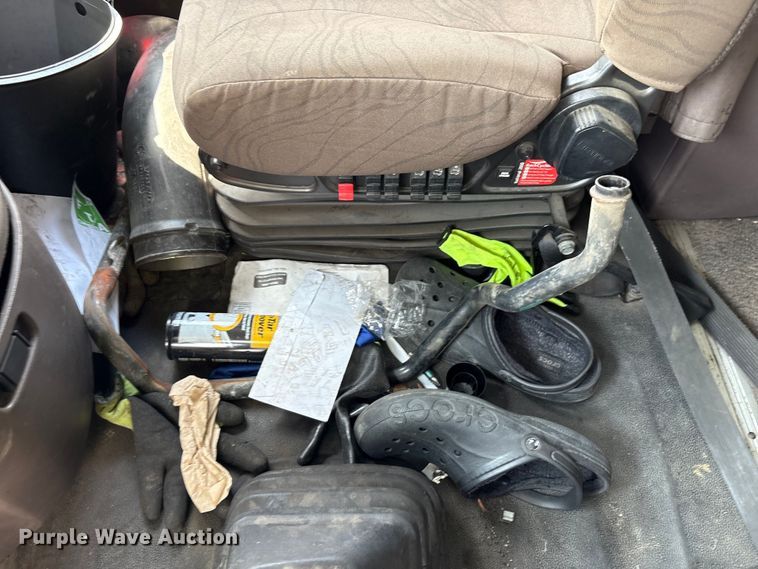 image for item YA0781 2014 Volvo VNL semi truck