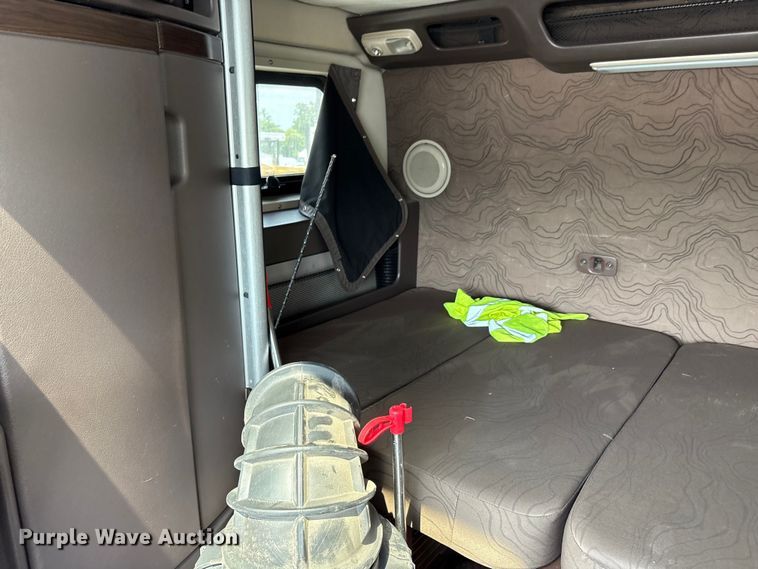 image for item YA0781 2014 Volvo VNL semi truck