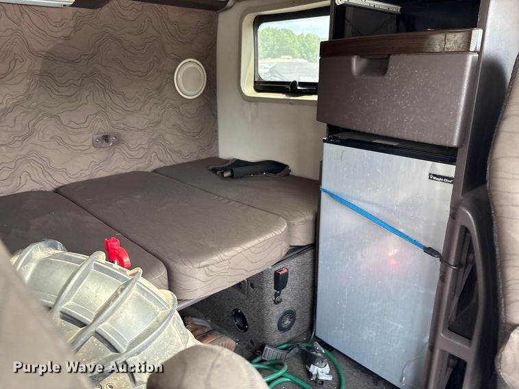 image for item YA0781 2014 Volvo VNL semi truck