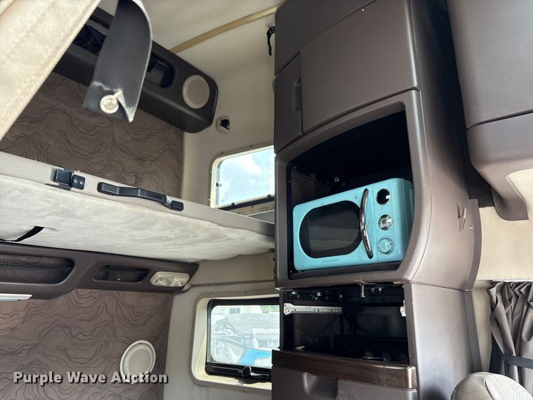 image for item YA0781 2014 Volvo VNL semi truck