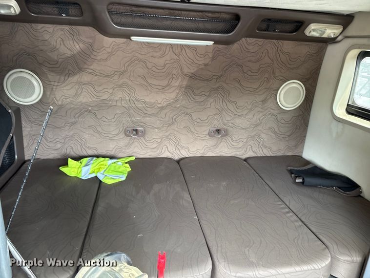 image for item YA0781 2014 Volvo VNL semi truck