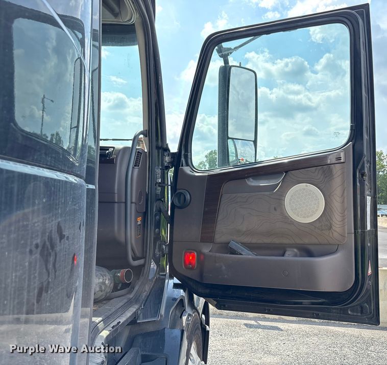 image for item YA0781 2014 Volvo VNL semi truck