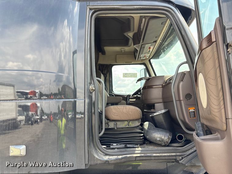 image for item YA0781 2014 Volvo VNL semi truck