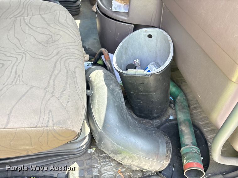 image for item YA0781 2014 Volvo VNL semi truck