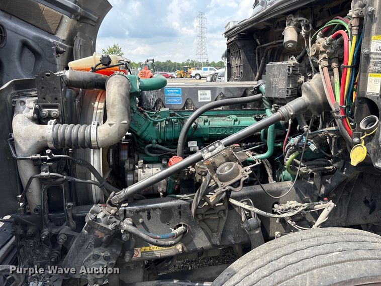 image for item YA0781 2014 Volvo VNL semi truck