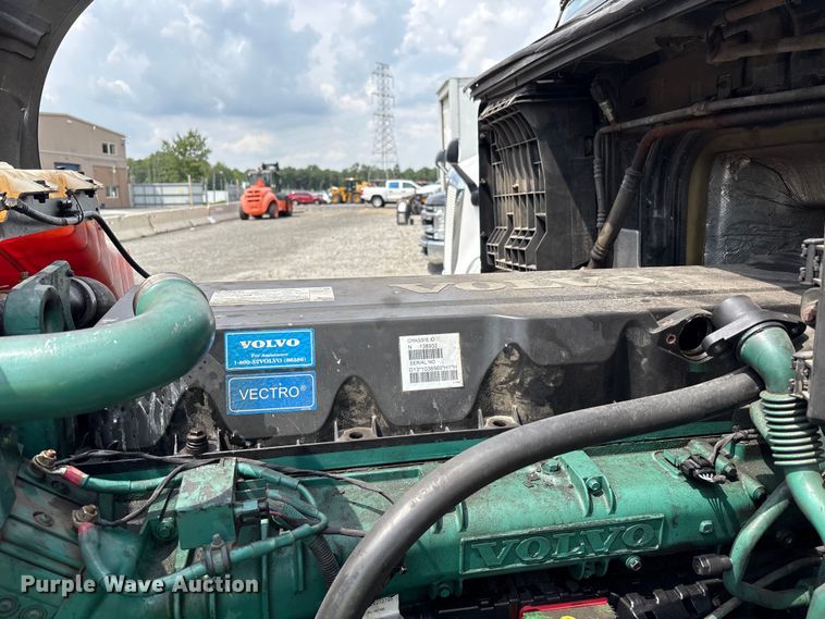 image for item YA0781 2014 Volvo VNL semi truck