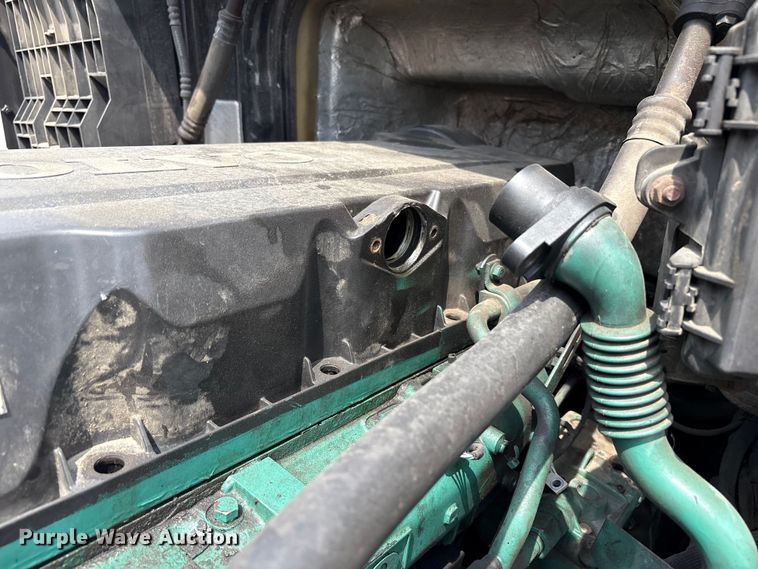 image for item YA0781 2014 Volvo VNL semi truck