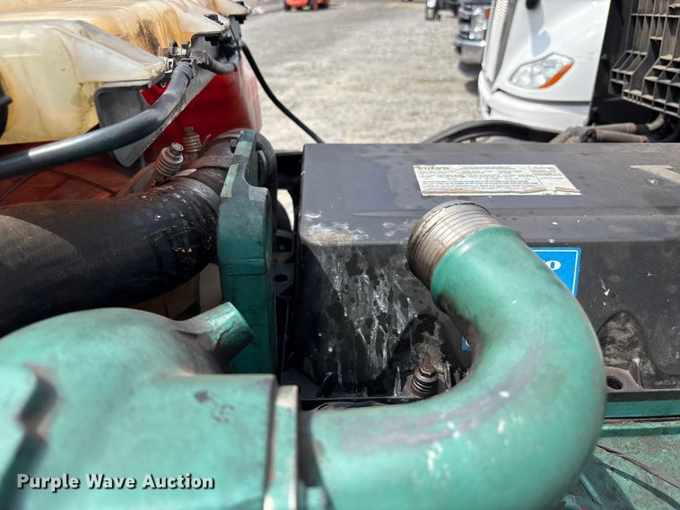 image for item YA0781 2014 Volvo VNL semi truck