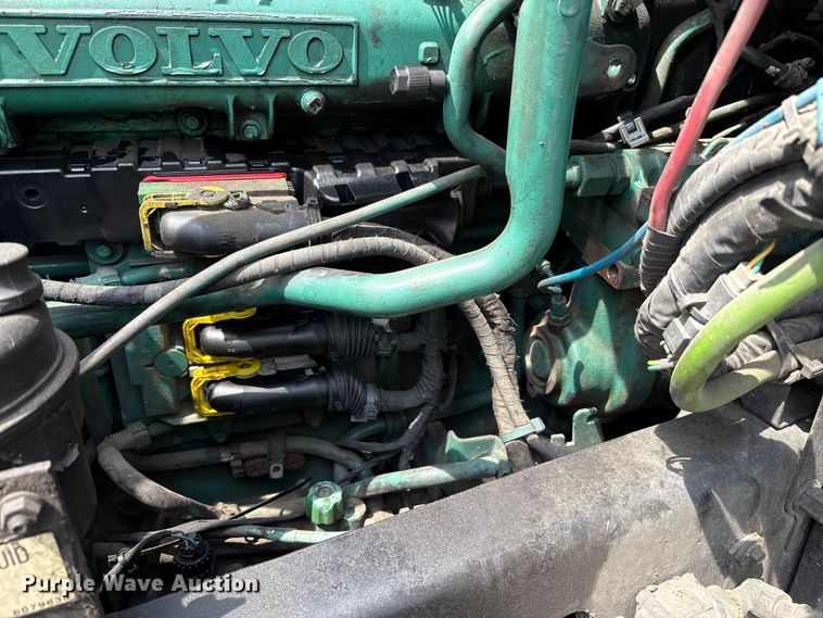 image for item YA0781 2014 Volvo VNL semi truck