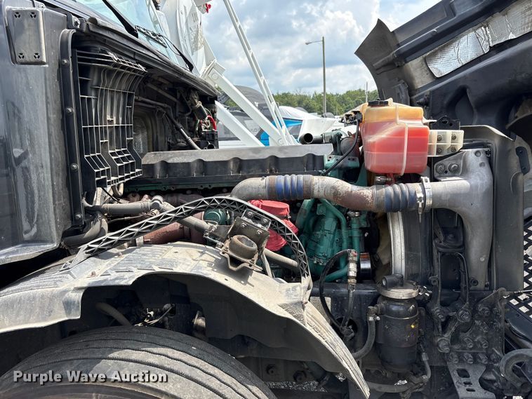 image for item YA0781 2014 Volvo VNL semi truck