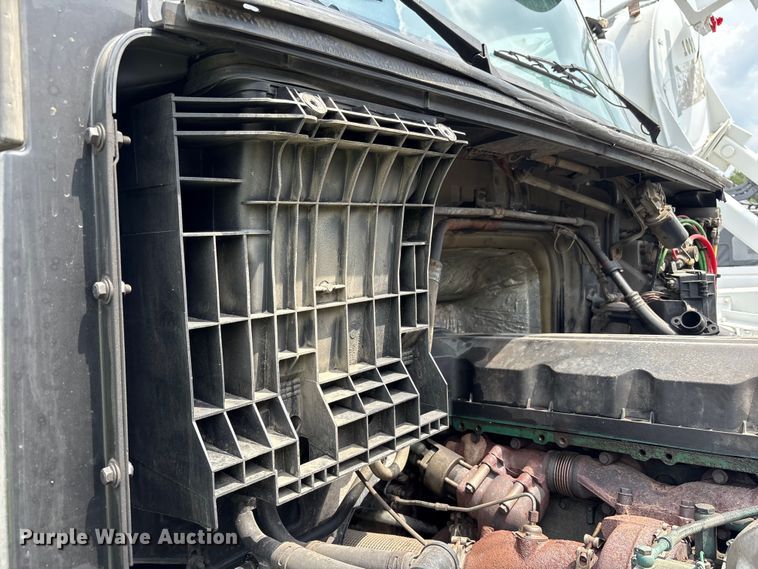 image for item YA0781 2014 Volvo VNL semi truck