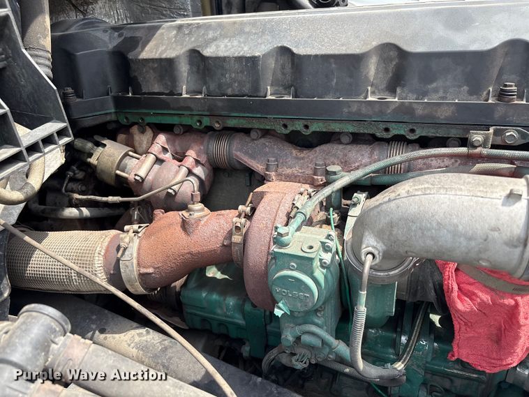 image for item YA0781 2014 Volvo VNL semi truck