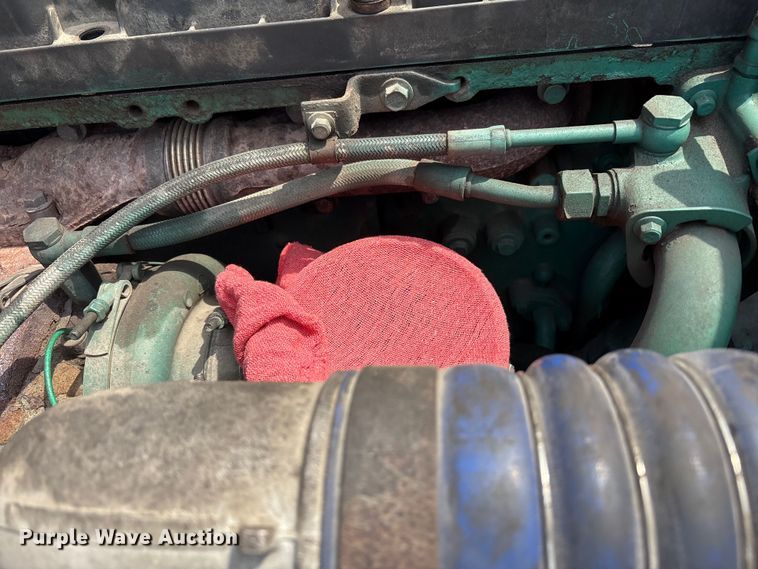 image for item YA0781 2014 Volvo VNL semi truck