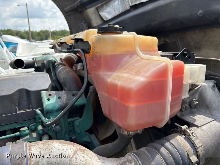 image for item YA0781 2014 Volvo VNL semi truck