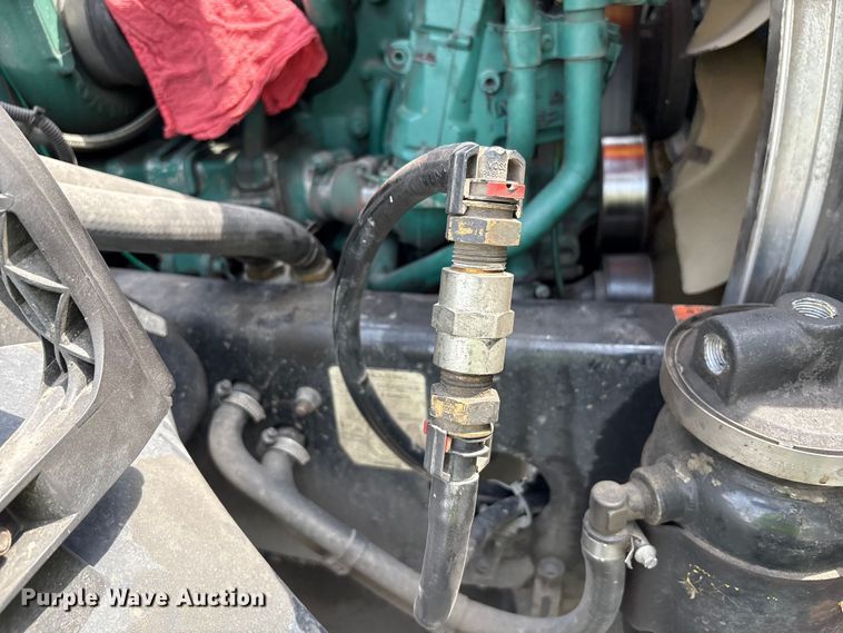 image for item YA0781 2014 Volvo VNL semi truck