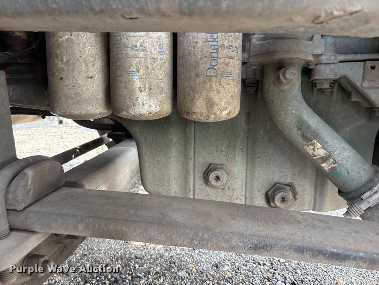 image for item YA0781 2014 Volvo VNL semi truck