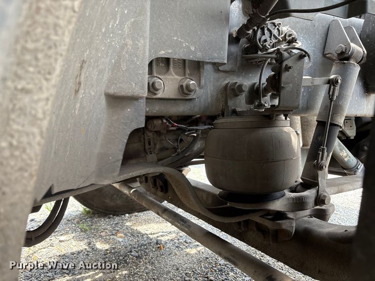 image for item YA0781 2014 Volvo VNL semi truck