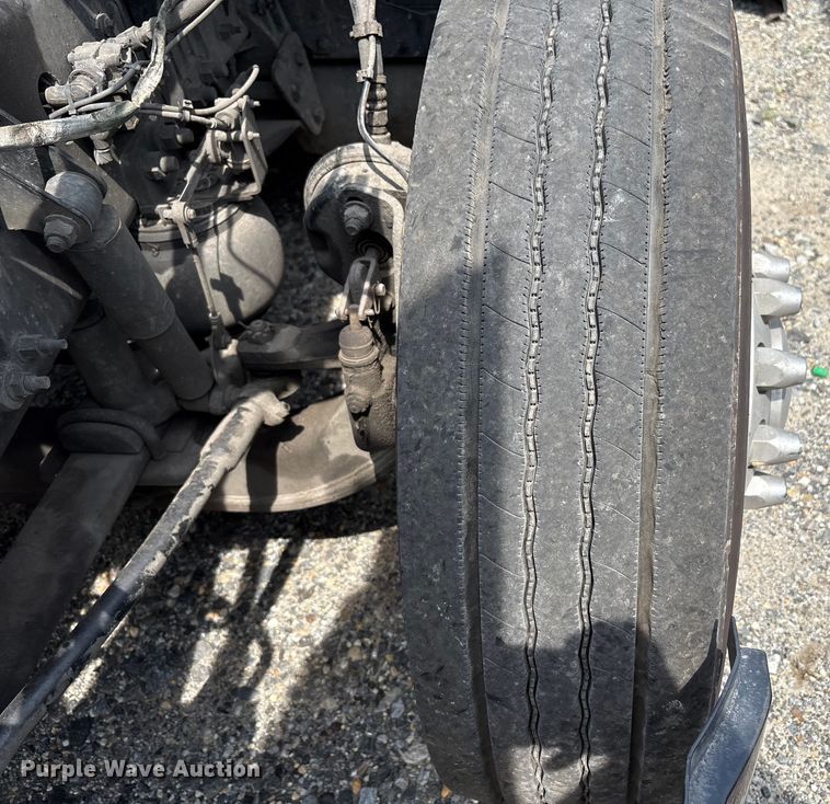 image for item YA0781 2014 Volvo VNL semi truck