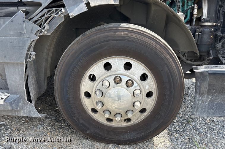 image for item YA0781 2014 Volvo VNL semi truck