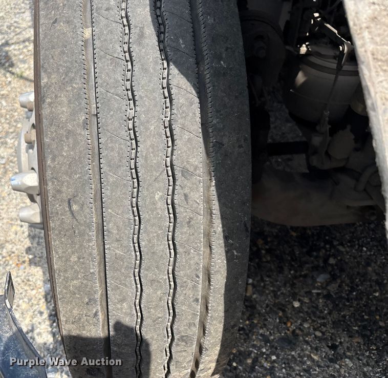 image for item YA0781 2014 Volvo VNL semi truck