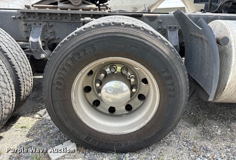 image for item YA0781 2014 Volvo VNL semi truck