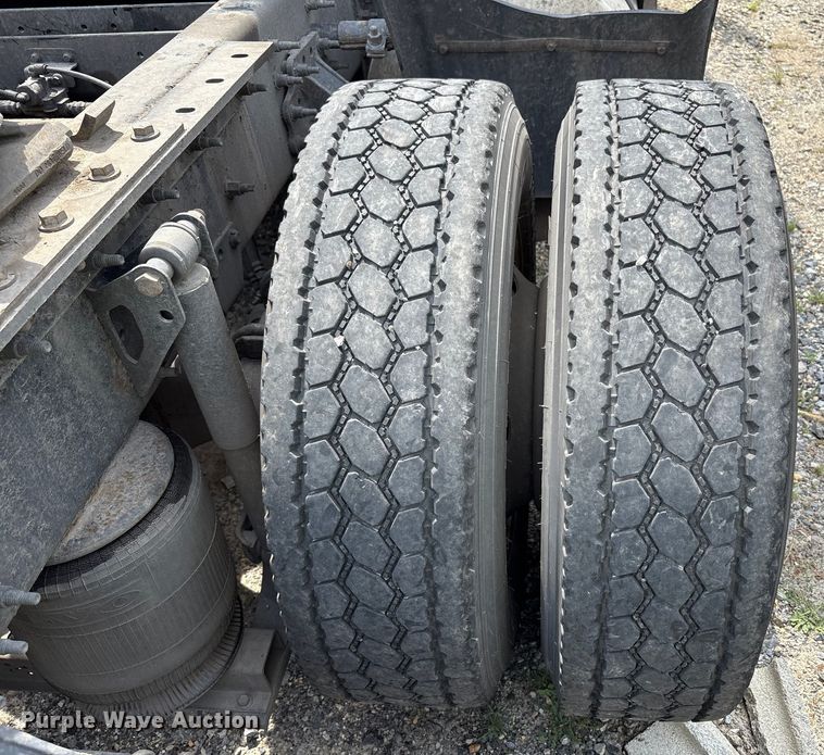 image for item YA0781 2014 Volvo VNL semi truck