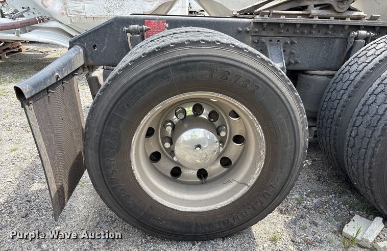 image for item YA0781 2014 Volvo VNL semi truck