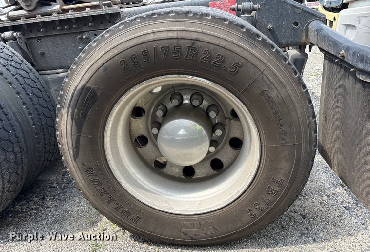 image for item YA0781 2014 Volvo VNL semi truck