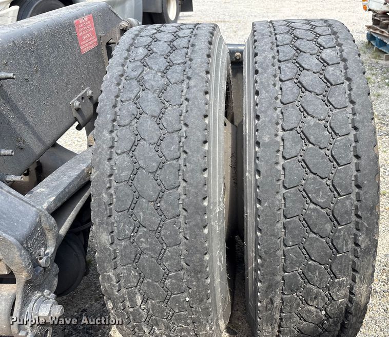 image for item YA0781 2014 Volvo VNL semi truck