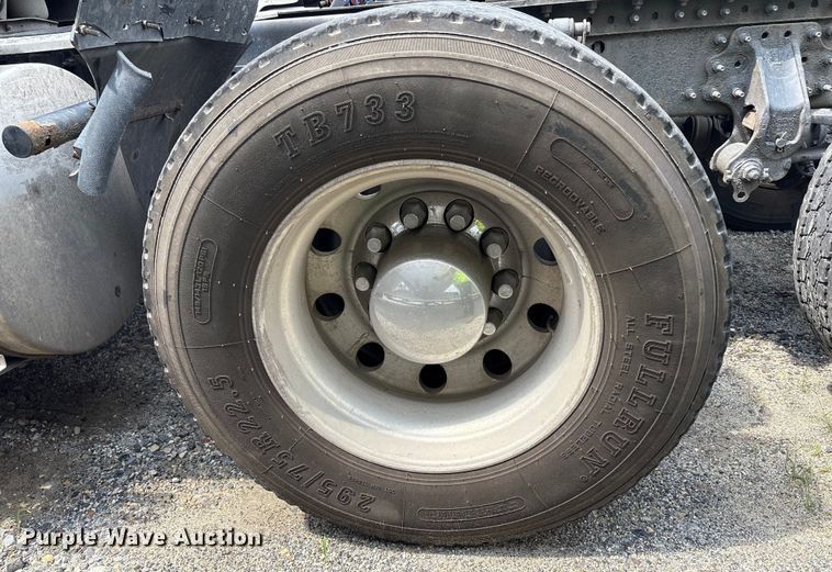 image for item YA0781 2014 Volvo VNL semi truck