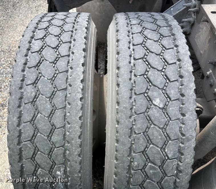 image for item YA0781 2014 Volvo VNL semi truck